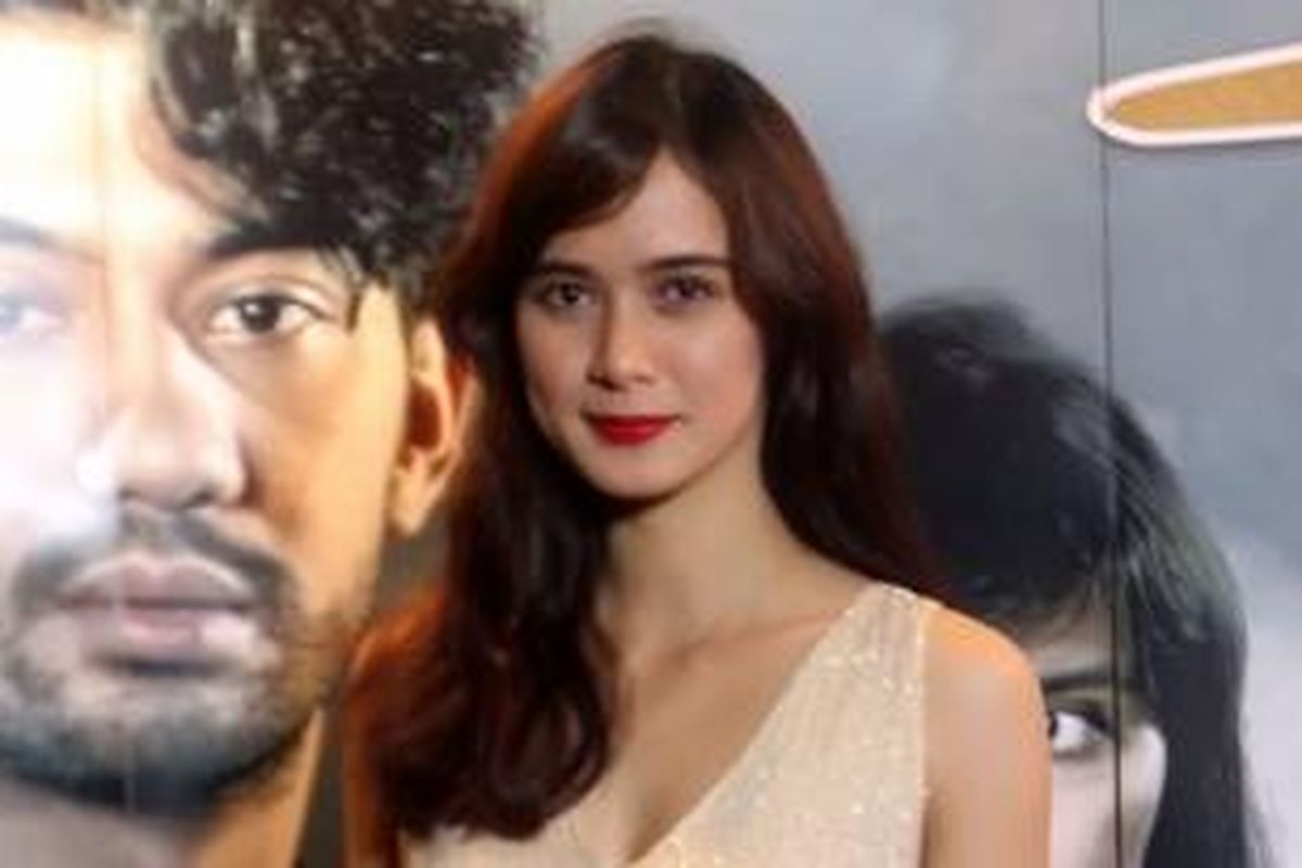 Artis peran dan model Renata Kusmanto menghadiri acara pemutaran film Ketika Tuhan Jatuh Cinta, yang dibintanginya, di Epicentrum XXI, Kuningan, Jakarta Selatan, Senin (2/6/2014) malam. Cerita film ini diambil dari novel karya Wahyu Sujani dengan judul yang sama, yang merupakan kisah nyata perjalanan cinta dan perjuangan hidup seorang pelukis pasir bernama Ahmad Hizalul Fikri.