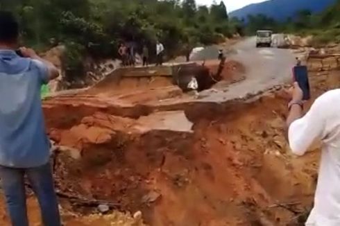 Hujan Deras, Jalan Nasional di Temajuk Sambas Longsor 50 Meter