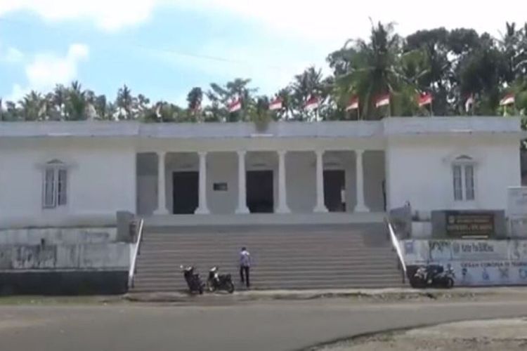 Kantor Desa Dadapan, Kecamatan Pringkuku, Kabupaten Pacitan Jawa Timur,yang menyerupai Istana Negara

