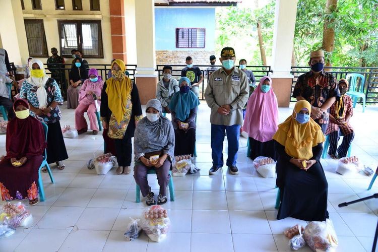 Pemerintah Provinsi Gorontalo telah membagikan 20000 paket bantuan pangan kepada warga miskin di 18 lokasi untuk meringankan beban warga akibat wabah Covid-19