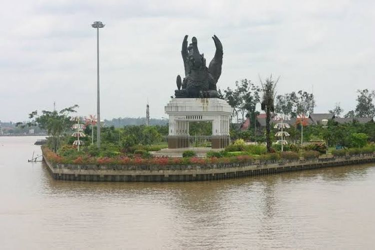 Pulau Kumala terletak di tengah Sungai Mahakam, Kabupaten Kutai Kartanegara, Kalimantan Timur.
