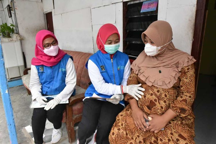 Para kader kesehatan di Kota Surabaya melakukan pendataan dan intervensi kepada ibu hamil di Surabaya, Jawa Timur.
