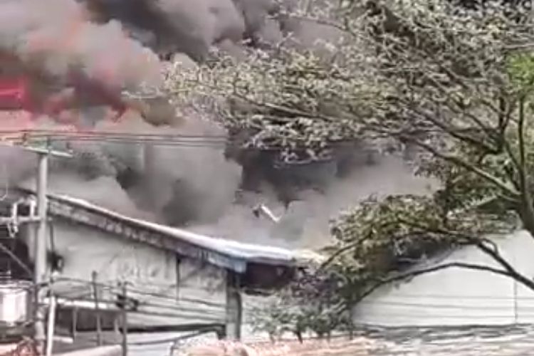 Kebakaran Pabrik Pipa Paralon di Kosambi Tangerang Terjadi Jumat (15/7/2022) Siang. Api dan Kepulan Asap Tampak Membumbung Tinggi