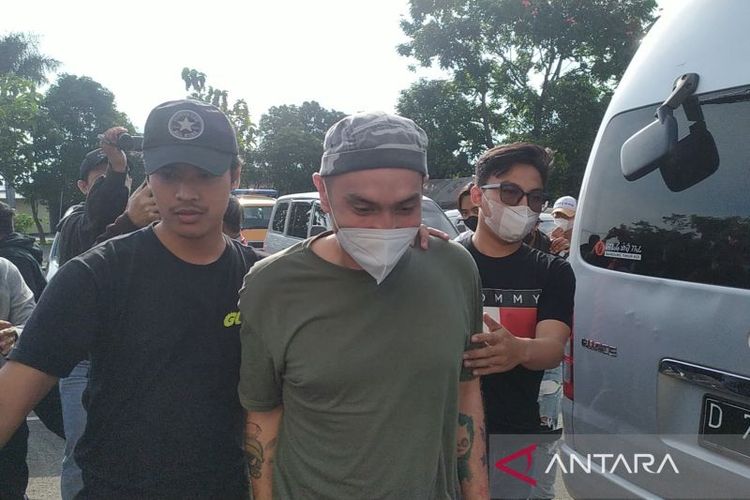 Gary Iskak ditangkap polisi di Kota Bandung, Jawa Barat karena penyalahgunaan narkoba, Selasa (24/5/2022). 