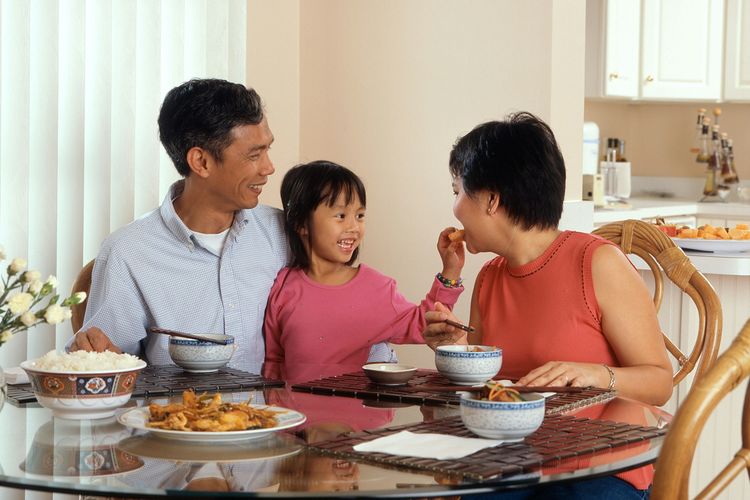 Ilustrasi orangtua dan anak perempuan. biaya hidup anak perempuan dianggap dua kali lipat lebih tinggi daripada laki-laki