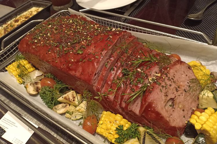 Daging meatloaf yang jadi salah satu menu pilihan dalam sajian spesial Natal dan Tahun Baru dari Sheraton Grand Jakarta Gandaria City Hotel. Daging ham ini terbuat dari daging sapi giling yang sudah dicampur dengan beragam bumbu dan rempah, lalu dipanggang di oven