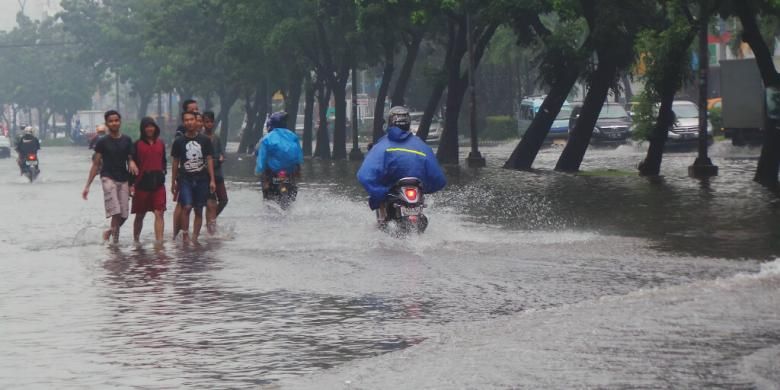 Jalan Boulevard Barat Kelapa Gading, tepatnya mulai bundaran Sentra Kelapa Gading, yang mengarah ke Mall of Indonesia (MoI), Kelapa Gading, Jakarta Utara, Jumat (23/1/2015), digenangi banjir.