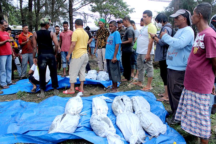 Tiga belas jenazah korban tsnumi yang dimakamkan satu lokasi secara massal Tahun 2004 lalu di kawasan Desa Kajhu, Kecamatan Baitussalam, Kabupaten Aceh Besar, kini terpaksa harus dibongkar karena lokasinya berada di lahan pekerjaan jalan akses perumahan baru. Senin (24/12/2018).