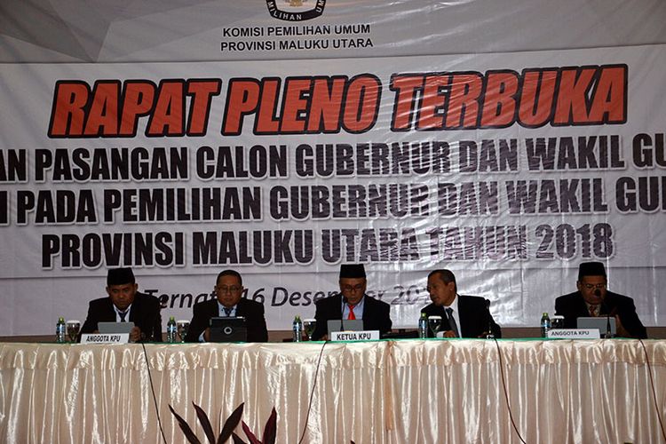 Rapat pleno penetapan pasangan calon gubernur dan wakil gubernur Maluku Utara terpilih di Hotel Grand Daffam Ternate, Maluku Utara, Minggu (16/12/2018).