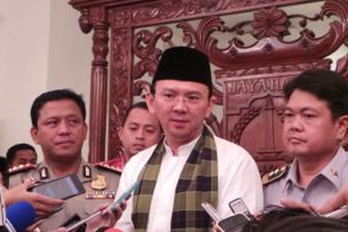 Gubernur DKI Jakarta Basuki Tjahaja Purnama bersama Dirlantas Polda Metro Jaya Kombes Pol Risyapudin Nursin, dan Kepala Dinas Perhubungan dan Transportasi DKI Jakarta Andri Yansyah, saat wawancara wartawan, di Balai Kota, Kamis (17/12/2015).