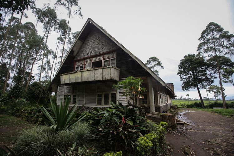 Rumah tua lokasi syuting film Pengabdi Setan di kawasan PTPN VIII, Kampung Kertamanah, Desa Margamukti, Kecamatan Pangalengan, Kabupaten Bandung, Jawa Barat, Jumat (26/1/2018). Belakangan rumah ini menjadi ramai dikunjungi wisatawan yang penasaran dengan lokasi syuting film garapan Joko Anwar.