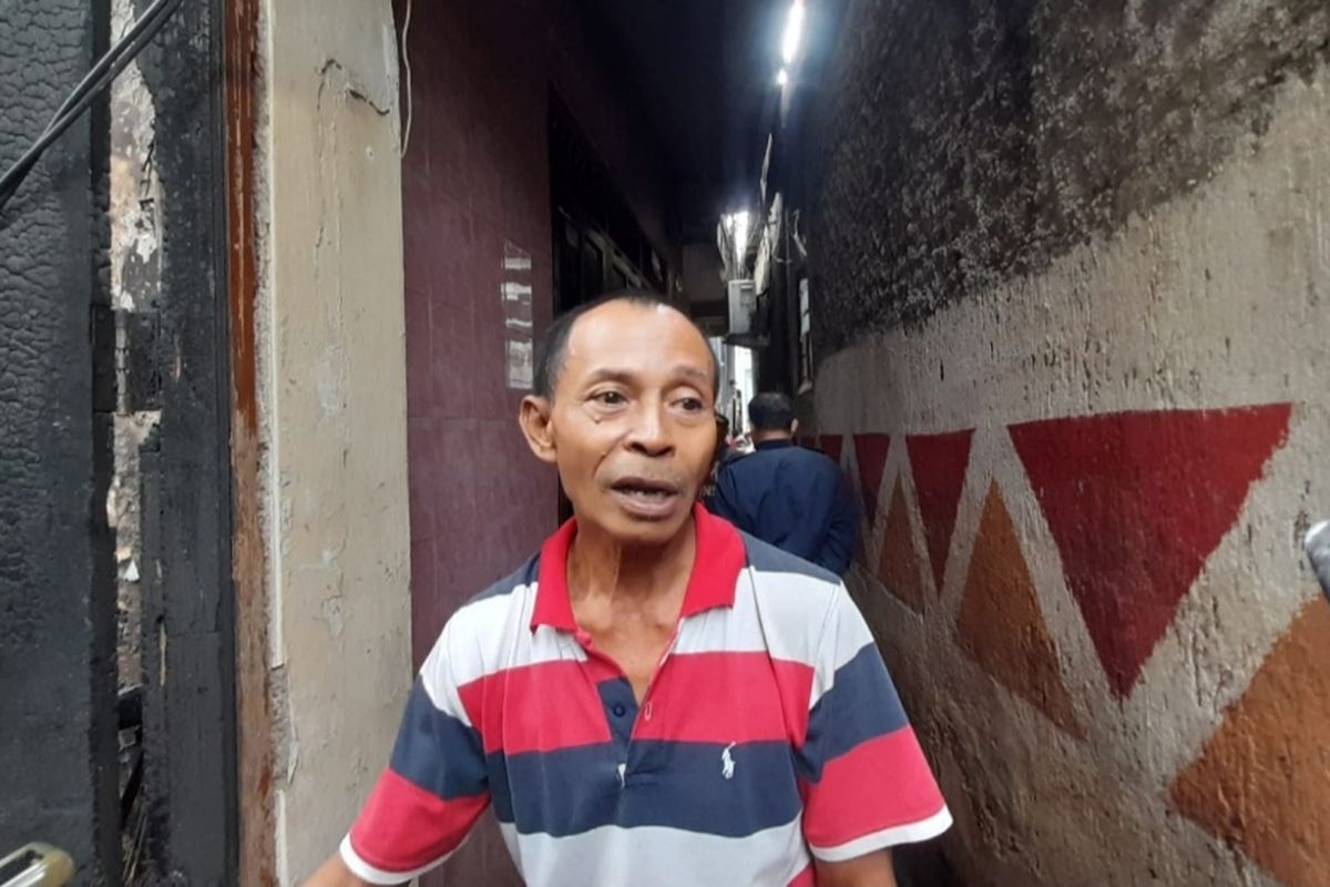 Mukani, salah satu warga korban kebakaran di Bangka Buntu I, Mampang Prapatan, Jakarta Selatan saat sedang mencari barang berharga di rumah, Selasa (27/12/2022).