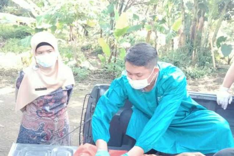 Petugas Inafis Polresta Bandung tengah melakukan identifikasi terhadap sosok mayat yang ditemukan bergantung di pepohonan area pemakaman Ciparay, Kabupaten Bandung, Jawa Barat pada Selasa (2/4/2024)