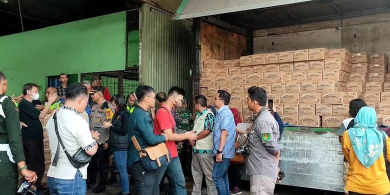 Tim gabungan Satgas Pangan Kota Cirebon melakukan sidak ke salah satu gudang distributor Minyakita di Kecamatan Lemahwungkuk Kota Cirebon Jawa Barat, Jumat (17/2/2023). Mereka menemukan satu truk kontainer berisi 1700 dus Minyakita yang baru datang dan akan didistribusikan ke wilayah III Cirebon.