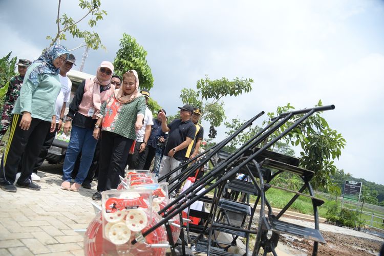 Wali Kota (Walkot) Semarang Hevearita Gunaryanti Rahayu saat meresmikan embung membran di Balai Penyuluh Pertanian (BPP) Mijen, Semarang, belum lama ini. 
