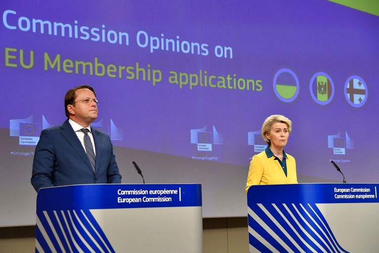 Presiden Komisi Eropa Ursula von der Leyen, kanan, dan Komisaris Eropa untuk Lingkungan dan Perluasan Oliver Varhelyi berpartisipasi dalam konferensi media setelah pertemuan Dewan Komisaris di markas besar Uni Eropa di Brussels, Jumat, 17 Juni 2022.