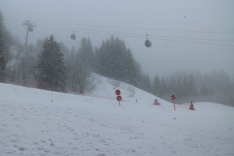 Hujan salju turun di Les Avanchers, Valmorel, Perancis, Selasa (10/4/2018). Pegunungan Alpen merupakan salah satu tujuan wisatawan dari berbagai belahan dunia untuk bermain ski.