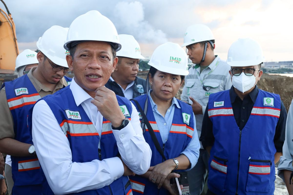 Menteri LH, Hanif Faisol Nurofiq, mengunjungu kawasan IMIP di Morowali, Sulawesi Tengah.