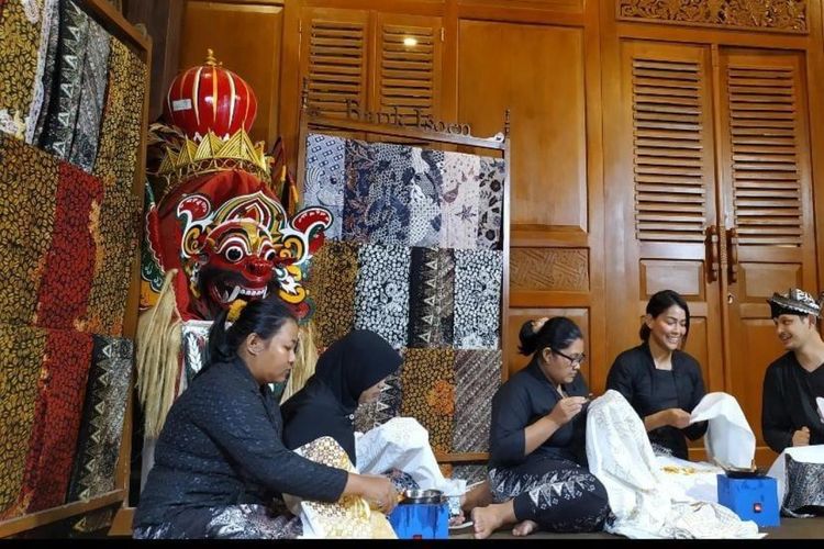 Potret kegiatan membatik di Desa Wisata Osing Kemiren, Banyuwangi, Jawa Timur.