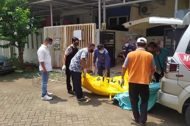 Ditemukan mayat laki-laki berinisial S (71) di Villa Melati Mas Blok L 5 /46, RT. 42/09, Jelupang, Serpong Utara, Kota Tangerang Selatan, Kamis (1/12/2022). Kejadian temuan mayat itu diketahui sekitar pukul 11.00 WIB. 