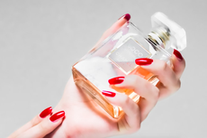 4 Alasan Parfum Jadi Kado Paling Ideal untuk Diberikan ke Pasangan