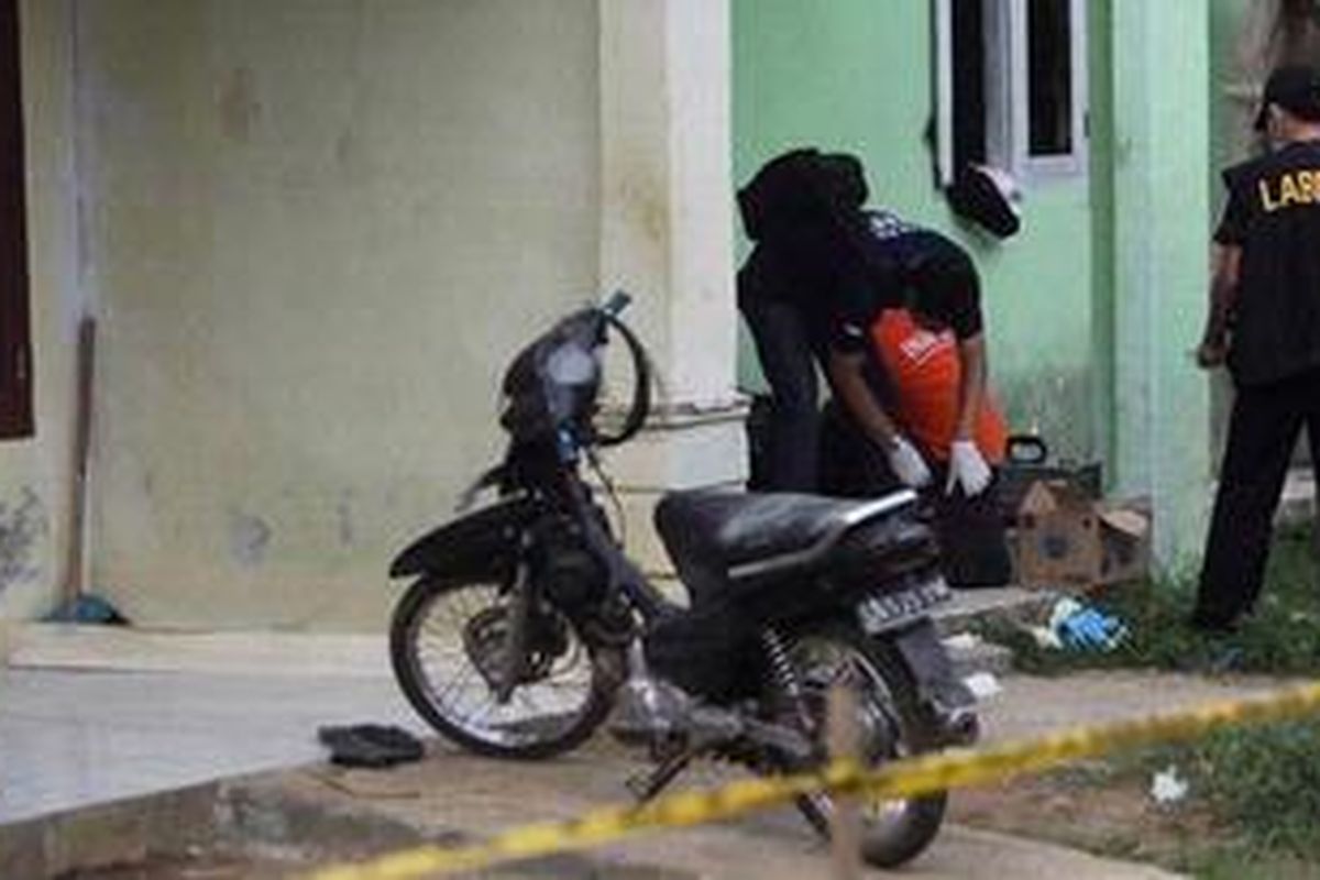 Petugas Laboratorium Forensik melakukan olah TKP di sebuah rumah di  Desa Susukan, Kelurahan Bojong, Kabupaten Bogor, yang digrebek polisi terkait terorisme, Senin (10/9/2012). Dari tempat tersebut polisi menyita sejumlah barang bukti.  