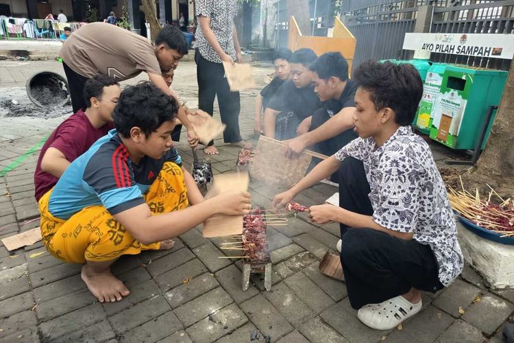 Kehangatan Santri Tebuireng Bakar Sate Bareng di Hari Raya Idul Adha