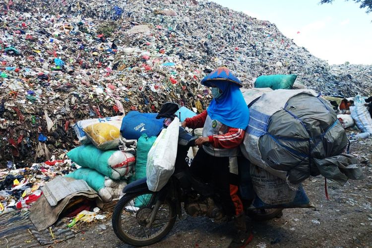 Berteman Bau dan Gunungan Sampah, Warga Mrican Mengais Rezeki dan Menghadapi Ancaman 