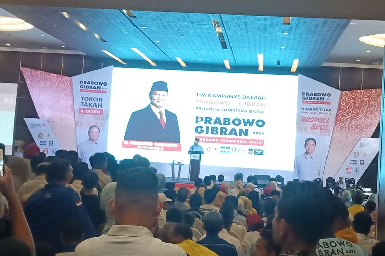 Prabowo berorasi di hadapan para relawan dan pendukungnya di Padang, Sumbar, Sabtu (9/12/2023)
