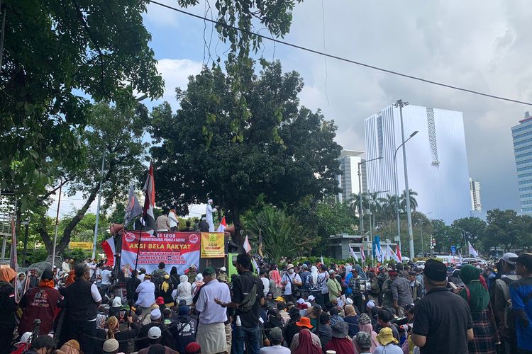 Sejumlah elemen masyarakat menggelar aksi unjuk rasa menolak kenaikan harga BBM di kawasan Patung Kuda, Jakarta Pusat, Seni (12/9/2022).