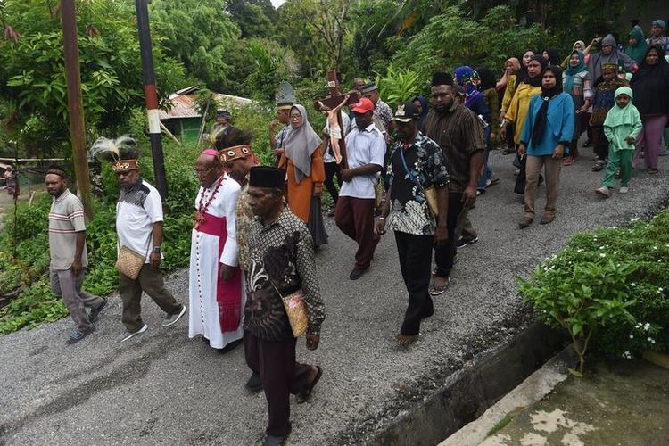 Warga Kabupaten Fakfak, Papua Barat, menjunjung tinggi prinsip satu tungku tiga batu. Hal ini menjadikan mereka hidup dalam kerukunan di tengah perbedaan agama. 