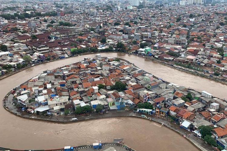 View of the Jakarta floods in the Kampung Melayu area of ​​East Jakarta from a helicopter carrying BNPB chief Doni Monardo and DKI Jakarta Governor Anies Baswedan as they review the latest flood conditions on Wednesday (1/1/2020).