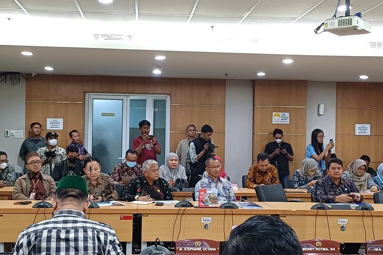 Suasana rapat kerja Komisi E DPRD DKI Jakarta bersama Dinas Pendidikan DKI Jakarta terkait penyaluran KJMU, Kamis (14/3/2024).