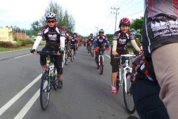 Peserta Jelajah Sepeda Sabang-Padang bersama Kompas dan PGN bertolak ke Meulaboh dari Calang, Senin (2/9/2013).