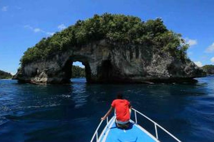 Sebuah pulau kecil dengan lubang di tengahnya bisa dijumpai sebelum masuk ke kawasan Kepulauan Wayag, Raja Ampat.
