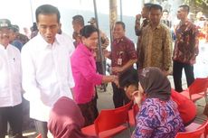 Mengaku Isi Waktu Luang, Jokowi Bagi-bagi Sembako di Johar Baru