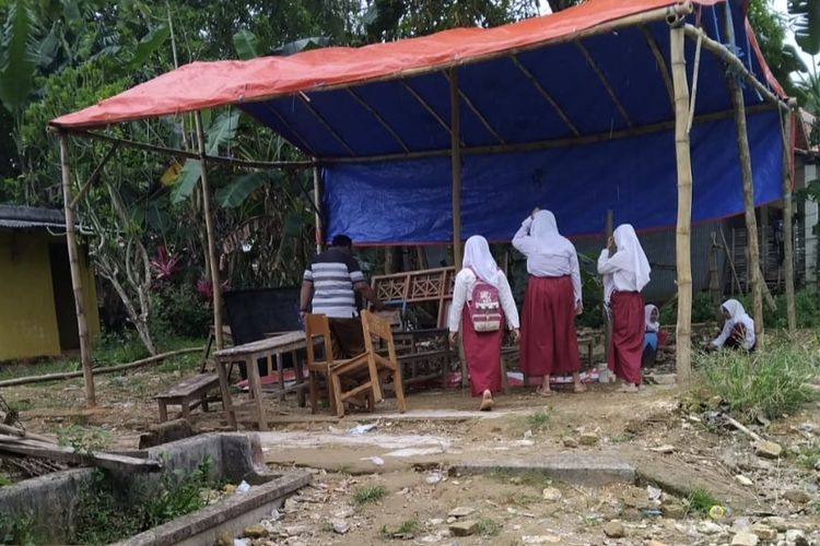Berbulan-bulan, 105 Siswa SD di Bangkalan Belajar di Teras hingga Tenda Darurat