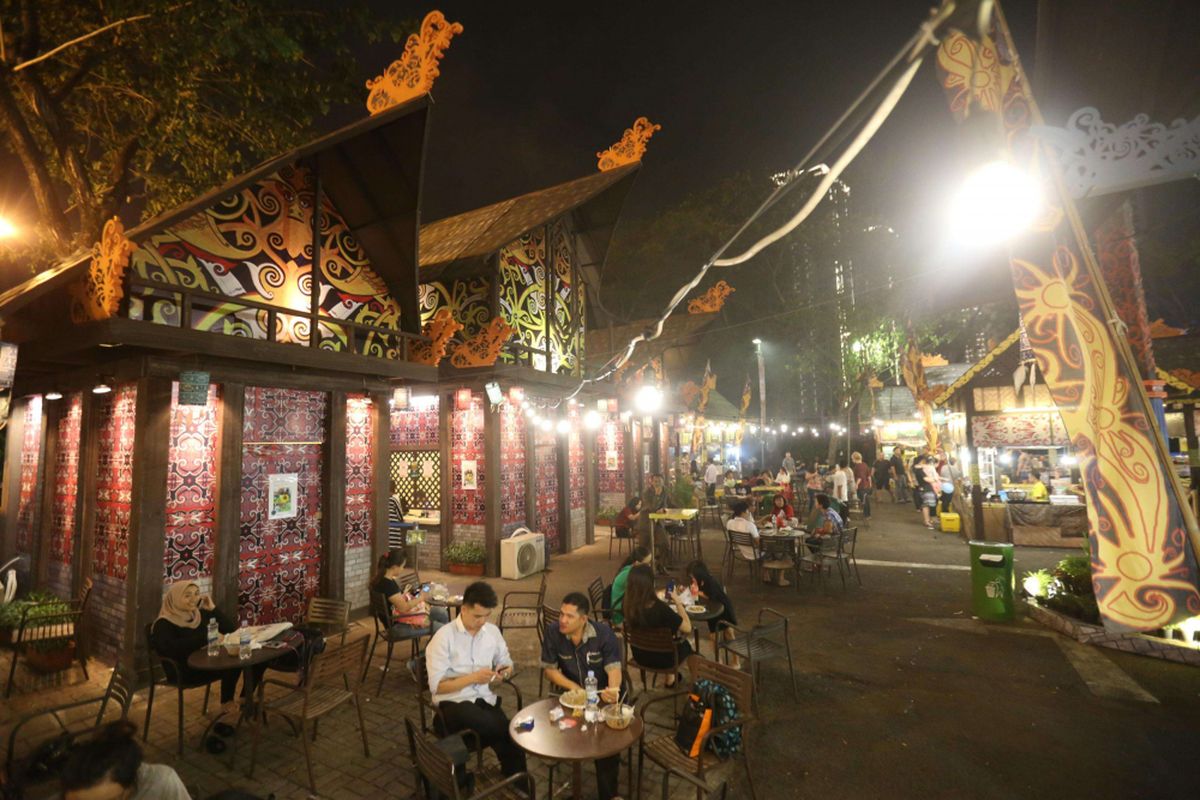 Sejumlah pengunjung menikmati sejumlah kuliner saat acara Festival Kuliner Serpong (FKS) di Summarecon Mall Serpong, Tangerang, Banten, Senin (3/9/2018). Festival kuliner Serpong kali ini mengusung tema Membedah Pesona Bumi Borneo dan akan berlangsung hingga 16 September 2018.