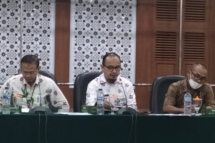 Kepala Suku Dinas Kesehatan Jakarta Barat, Erizon Safari (tengah) saat memimpin rapat di kantor Wali Kota Jakarta Barat, Kamis (3/11/2022) 