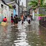 Momen Anak-anak Bermain Saat Banjir Merendam Jalan Pembukaan 2 Jakbar
