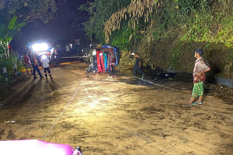 TERGULING: Relawan Sedulur Rescue Yogjakarta mengerahkan sejumlah armada mengevakuasi truk tangki yang memuat minyak goreng d teanrguling di Jalan Kenteng-Goa Kiskendo, Kelurahan Pendoworejo, Kapanewon Girimulyo, Kabupaten Kulon Progo, Daerah Istimewa Yogyakarta, Jumat (21/6/2024) malam. Seruj4x4 merupakan komunitas relawan bermobil yang kerap membantu evakuasi kendaraan kecelakaan, terutama pada lokasi sulit.