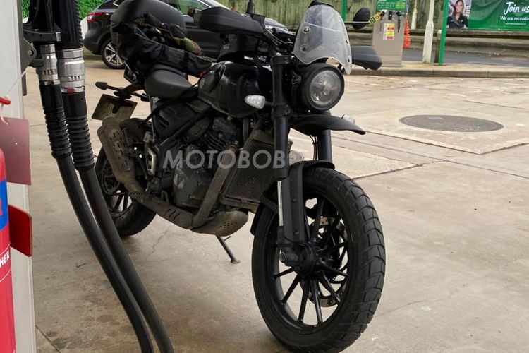 Motor kolaborasi Triumph dan Bajaj tertangkap kamera mata-mata sedang uji jalan di Inggris.