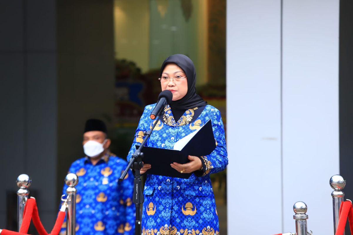 Menteri Ketenagakerjaan Ida Fauziyah memimpin upacara dalam peringatan HUT Kemenaker, di Jakarta, Senin (25/7/2022).