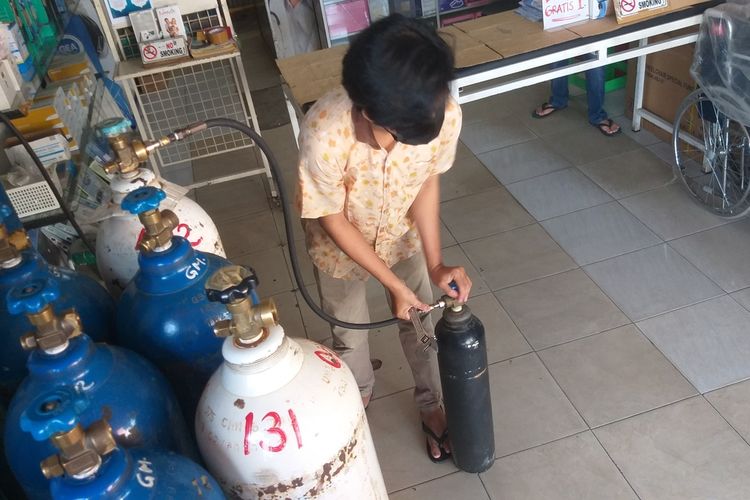 Pengisian tabung oksigen di toko penjualan alat kesehatan yang berada di kawasan Jalan Jenderal Sudirman,Palembang, Sumatera Selatan, Selasa (6/7/2021).