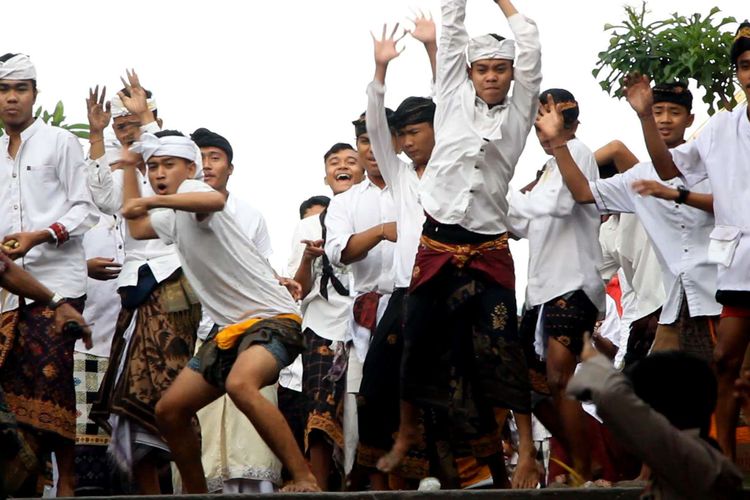 Warga saling lempar dengan ketupat saat tradisi Perang Topat, di  Pura Lingsar, Lombok Barat, Rabu (11/12/2019). Perang topat adalah tradisi di Lombok yang merupakan warisan leluhur dan diyakini merupakan simbol perdamaian dan pemersatu antar umat beragama.