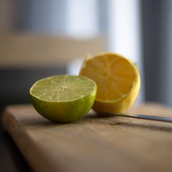 Ilustrasi lemon dan jeruk nipis