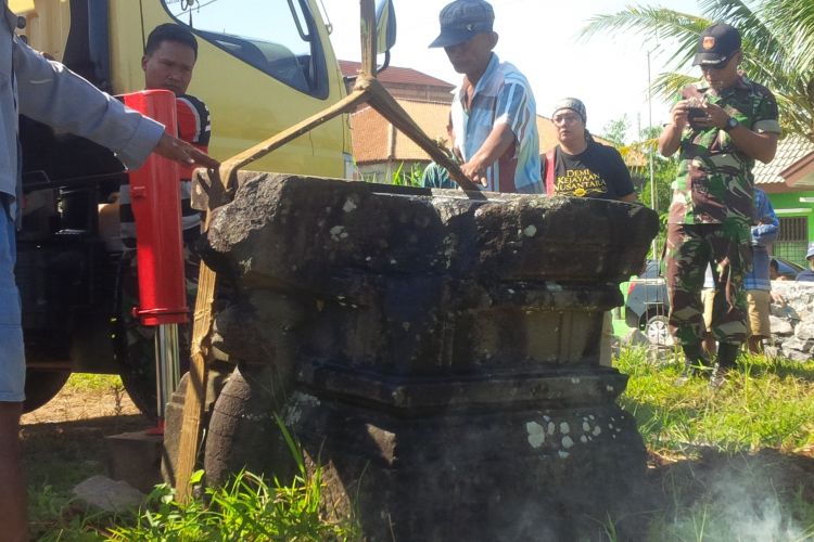 Proses pemindahan sebuah Yoni dari lokasi proyek pembangunan sebuah perumahan di lingkungan Gandekan, Kelurahan Harjosari, Kecamatan Bawen, Kabupaten Semarang, Jawa Tengah, Sabtu (15/4/2017).  
