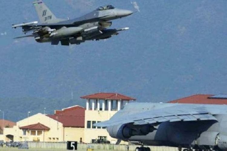Sebuah jet tempur F-16 Fighting Falcon Angkatan Udara AS dari Pangkalan Udara Aviano, Italia, dikerahkan ke Pangkalan Udara Incirlik, Turki pada tanggal 9 Agustus 2015.