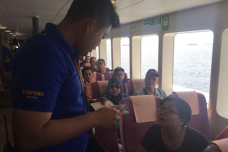 Salah satu Petugas Timpora Gabungan yang dipelopori Imigrasi Kelas I Khusus Batam melakukan pemeriksaan kepada sejumlah penumpang yang merupakan WNA dFerry Internasional yang hendak masuk ke Kota Batam.