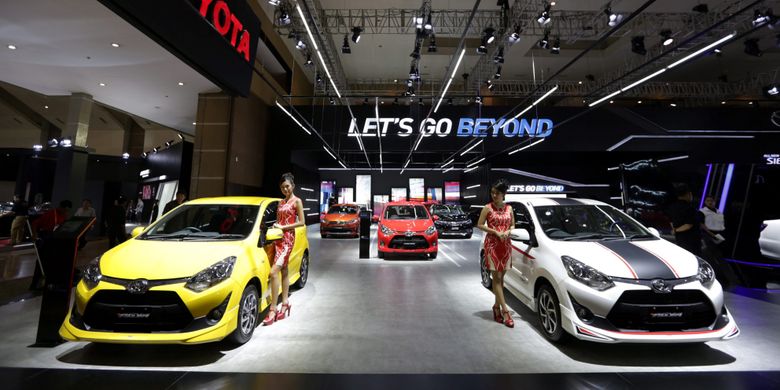 Sales promotion girl berpose di gerai toyota saat ajang Indonesia International Motor Show (IIMS) 2017 di JI Expo, Kemayoran, Jakarta, Jumat (28/4/2017). Ajang pameran otomotif terbesar di Indonesia ini akan berlangsung hingga 7 Mei mendatang. KOMPAS IMAGES/KRISTIANTO PURNOMO